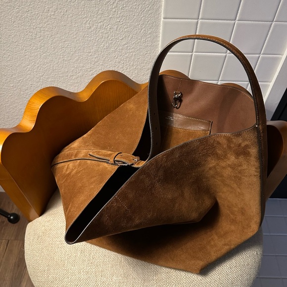 Toteme Belted Suede Tote Tan - Picture 12 of 16